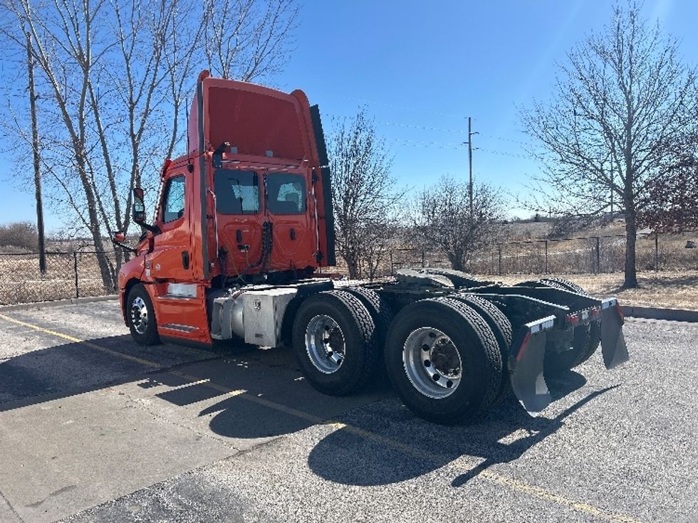 Day Cab Tractor-Heavy Duty Tractors-Freightliner-2020-T12664ST-Peosta-IA-583,489\n\t\tmiles-$ 36,000 - Image 5
