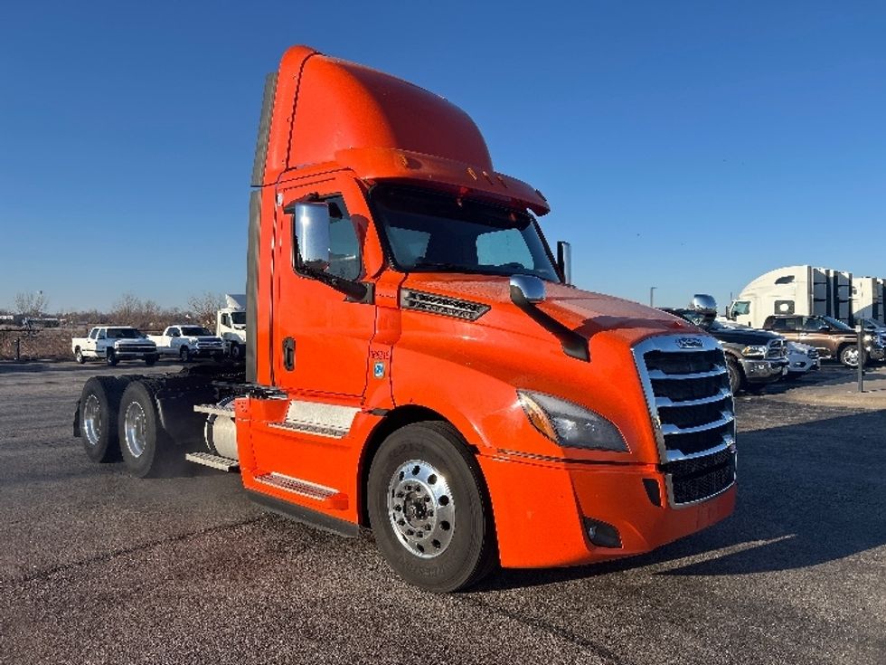 Day Cab Tractor-Heavy Duty Tractors-Freightliner-2020-T12664ST-Peosta-IA-593,020\n\t\tmiles-$ 35,000 - Image 1