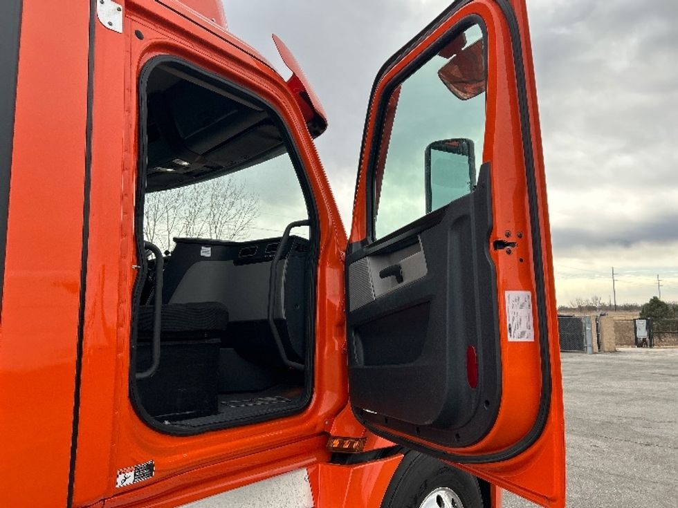 Day Cab Tractor-Heavy Duty Tractors-Freightliner-2020-T12664ST-Peosta-IA-602,866\n\t\tmiles-$ 34,000 - Image 12