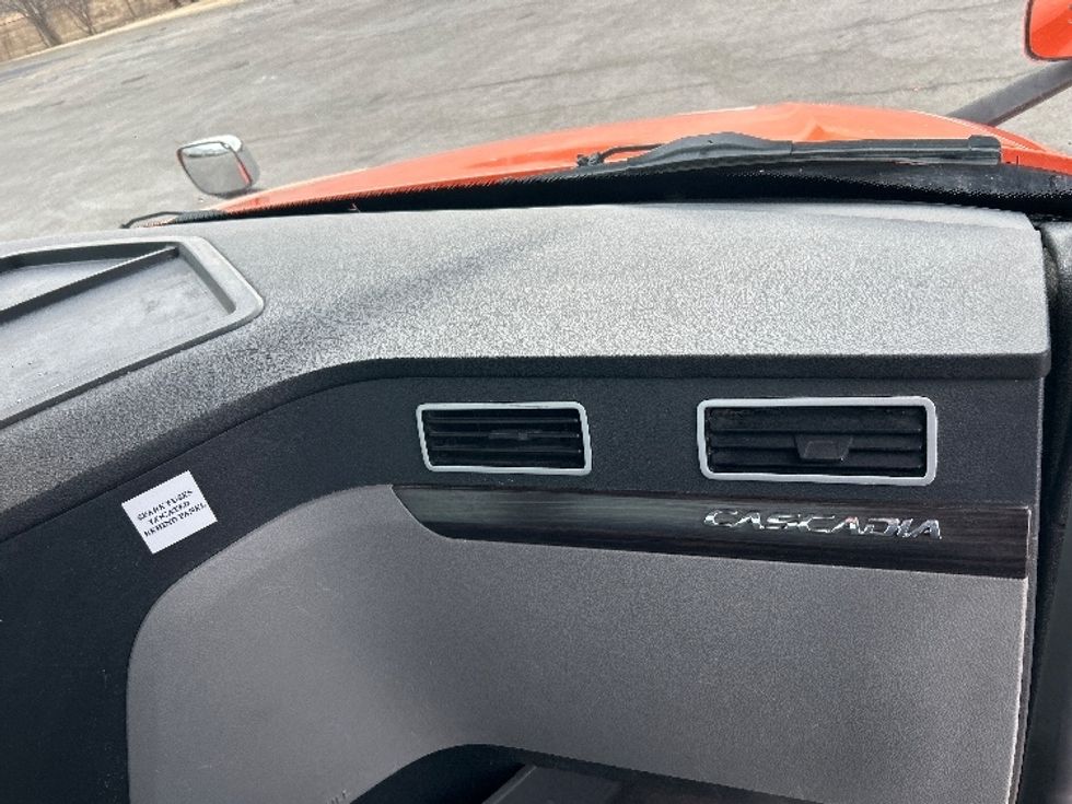 Day Cab Tractor-Heavy Duty Tractors-Freightliner-2020-T12664ST-Peosta-IA-602,866\n\t\tmiles-$ 34,000 - Image 13