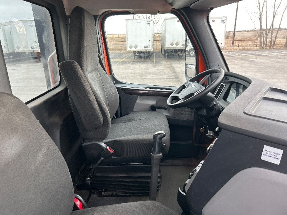 Day Cab Tractor-Heavy Duty Tractors-Freightliner-2020-T12664ST-Peosta-IA-602,866\n\t\tmiles-$ 34,000 - Image 14