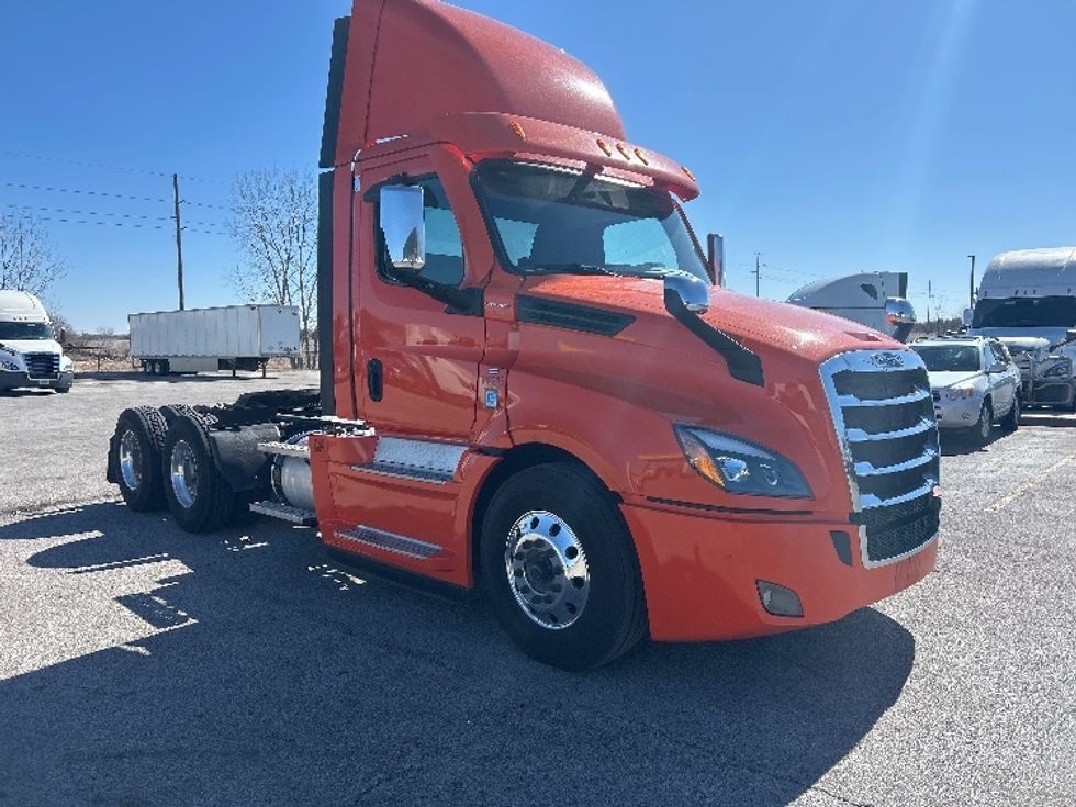 Day Cab Tractor-Heavy Duty Tractors-Freightliner-2020-T12664ST-Peosta-IA-615,042\n\t\tmiles-$ 32,750 - Image 1