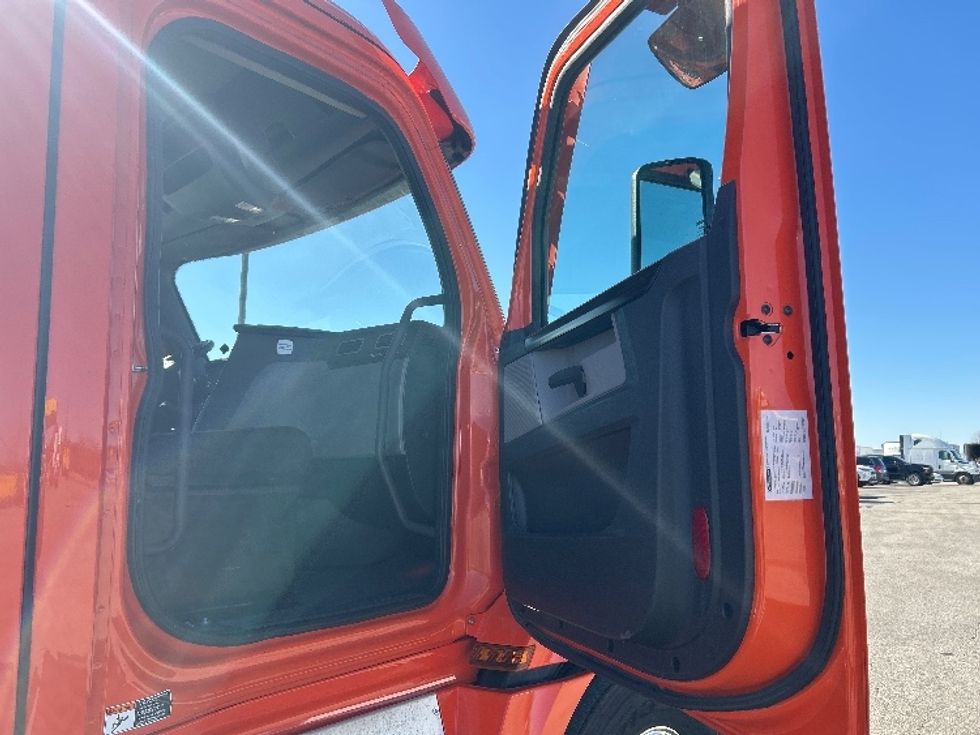 Day Cab Tractor-Heavy Duty Tractors-Freightliner-2020-T12664ST-Peosta-IA-615,042\n\t\tmiles-$ 32,750 - Image 12