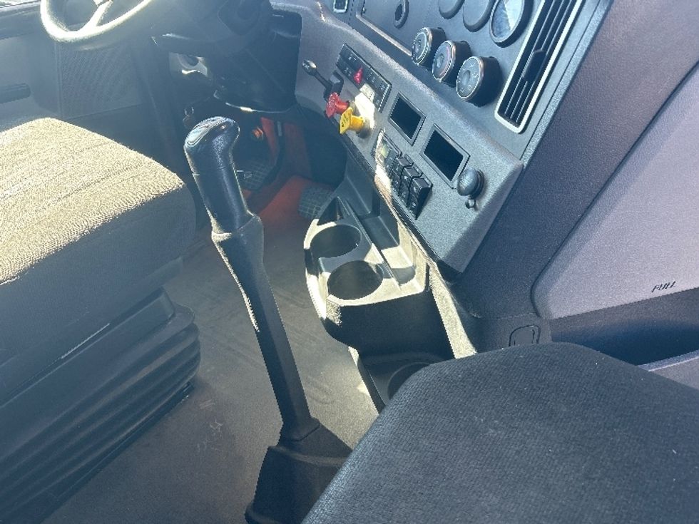 Day Cab Tractor-Heavy Duty Tractors-Freightliner-2020-T12664ST-Peosta-IA-615,042\n\t\tmiles-$ 32,750 - Image 17