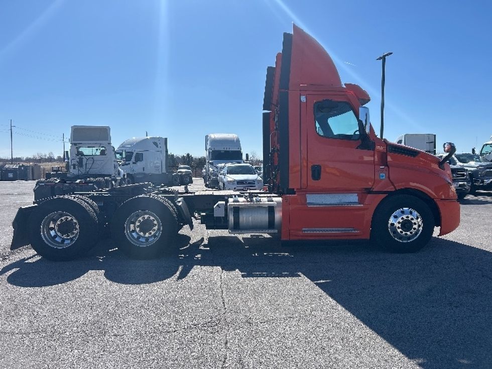 Day Cab Tractor-Heavy Duty Tractors-Freightliner-2020-T12664ST-Peosta-IA-615,042\n\t\tmiles-$ 32,750 - Image 8