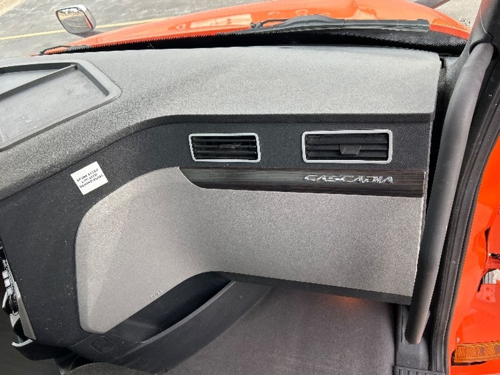 Day Cab Tractor-Heavy Duty Tractors-Freightliner-2020-T12664ST-Peosta-IA-632,943\n\t\tmiles-$ 30,750 - Image 13