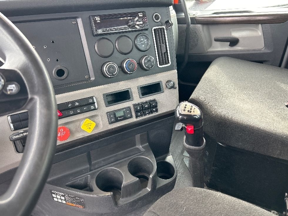 Day Cab Tractor-Heavy Duty Tractors-Freightliner-2020-T12664ST-Peosta-IA-632,943\n\t\tmiles-$ 30,750 - Image 17