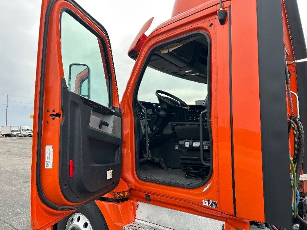 Day Cab Tractor-Heavy Duty Tractors-Freightliner-2020-T12664ST-Peosta-IA-632,943\n\t\tmiles-$ 30,750 - Image 9