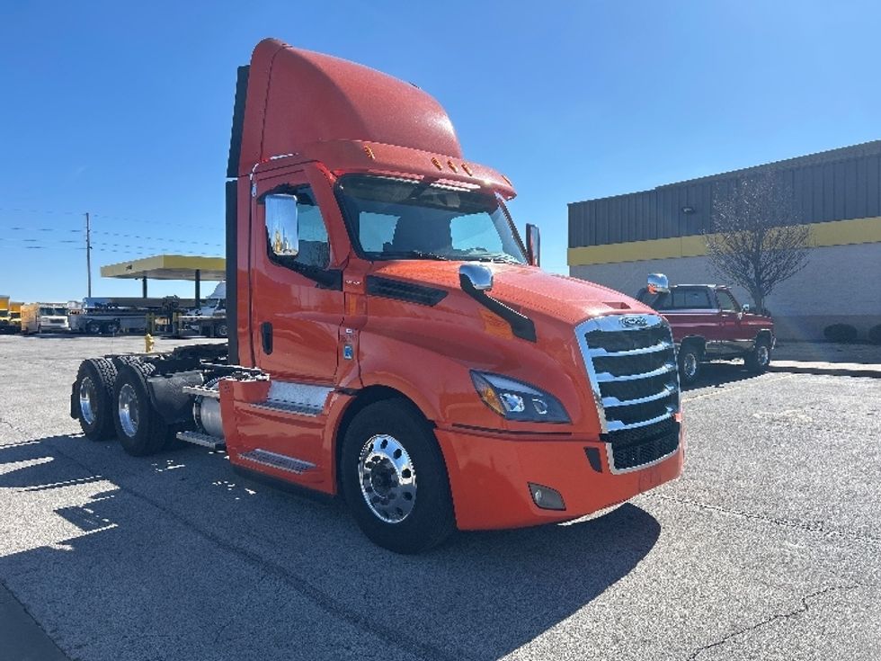 Day Cab Tractor-Heavy Duty Tractors-Freightliner-2020-T12664ST-Peosta-IA-660,243\n\t\tmiles-$ 28,000 - Image 1