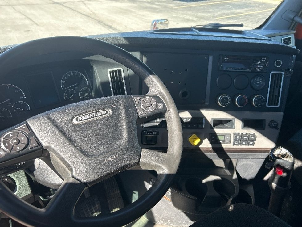 Day Cab Tractor-Heavy Duty Tractors-Freightliner-2020-T12664ST-Peosta-IA-660,243\n\t\tmiles-$ 28,000 - Image 10
