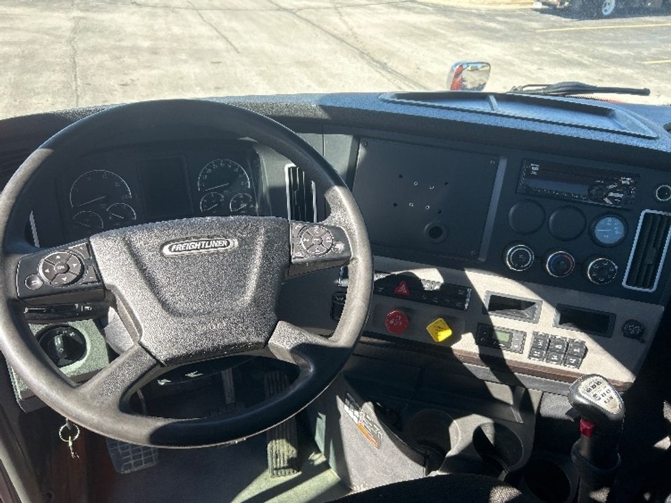 Day Cab Tractor-Heavy Duty Tractors-Freightliner-2020-T12664ST-Peosta-IA-660,243\n\t\tmiles-$ 28,000 - Image 11