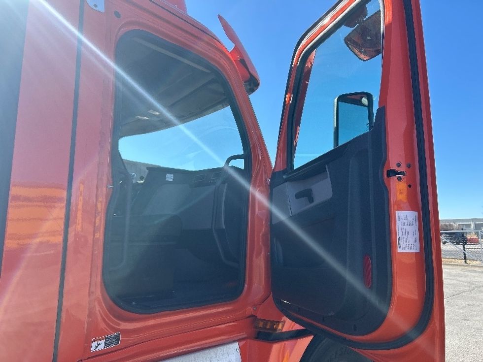 Day Cab Tractor-Heavy Duty Tractors-Freightliner-2020-T12664ST-Peosta-IA-660,243\n\t\tmiles-$ 28,000 - Image 12