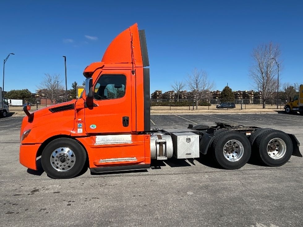 Day Cab Tractor-Heavy Duty Tractors-Freightliner-2020-T12664ST-Peosta-IA-660,243\n\t\tmiles-$ 28,000 - Image 4