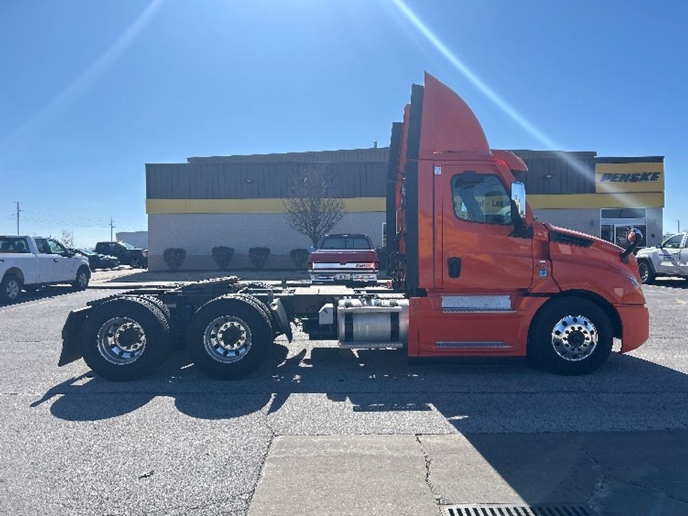 Day Cab Tractor-Heavy Duty Tractors-Freightliner-2020-T12664ST-Peosta-IA-660,243\n\t\tmiles-$ 28,000 - Image 8