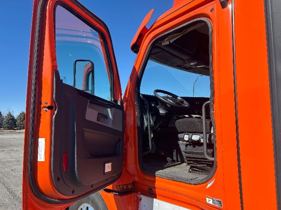 Day Cab Tractor-Heavy Duty Tractors-Freightliner-2020-T12664ST-Peosta-IA-660,243\n\t\tmiles-$ 28,000 - Image 9