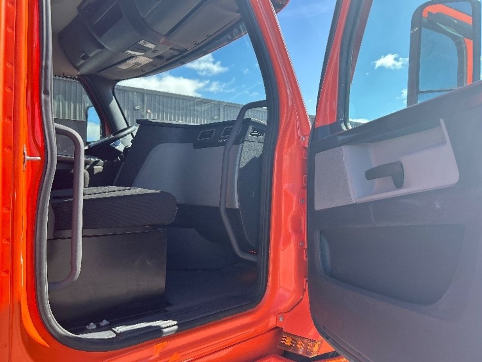 Day Cab Tractor-Heavy Duty Tractors-Freightliner-2020-T12664ST-Peosta-IA-684,139\n\t\tmiles-$ 28,000 - Image 12