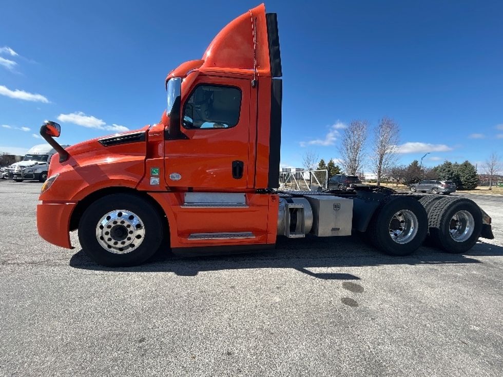 Day Cab Tractor-Heavy Duty Tractors-Freightliner-2020-T12664ST-Peosta-IA-684,139\n\t\tmiles-$ 28,000 - Image 4