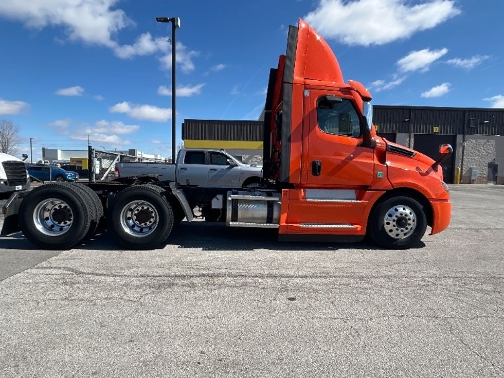 Day Cab Tractor-Heavy Duty Tractors-Freightliner-2020-T12664ST-Peosta-IA-684,139\n\t\tmiles-$ 28,000 - Image 8