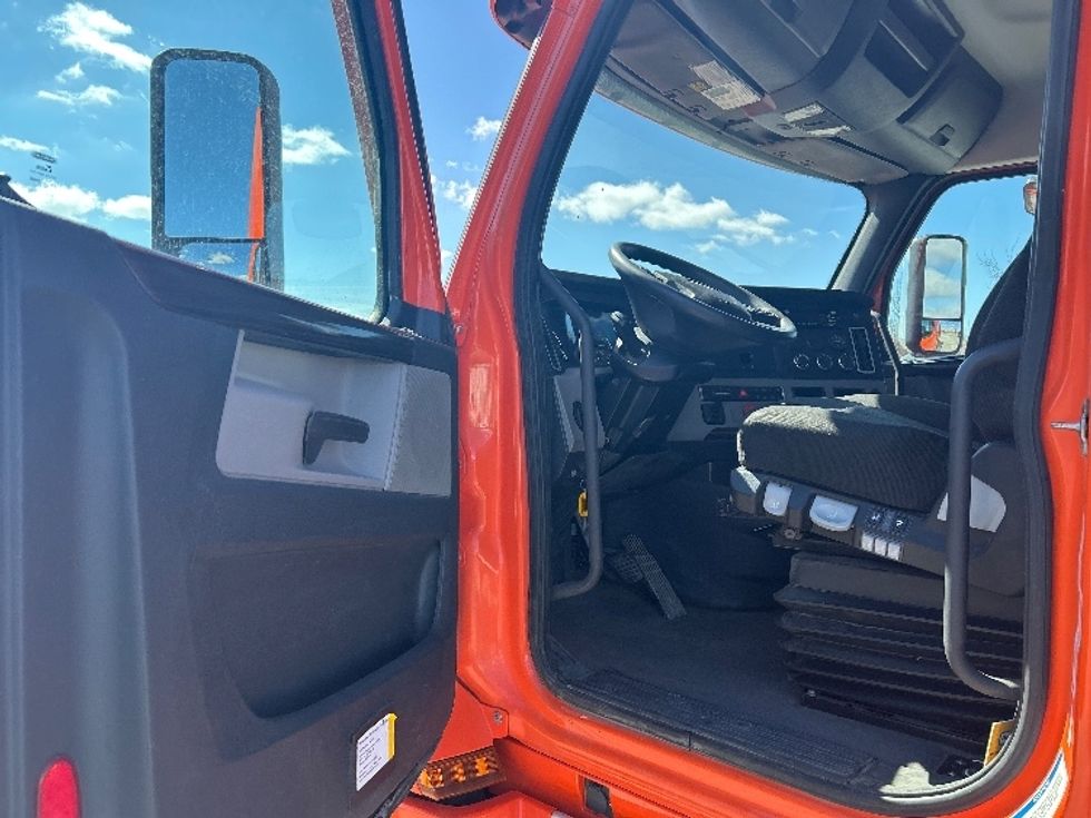 Day Cab Tractor-Heavy Duty Tractors-Freightliner-2020-T12664ST-Peosta-IA-684,139\n\t\tmiles-$ 28,000 - Image 9