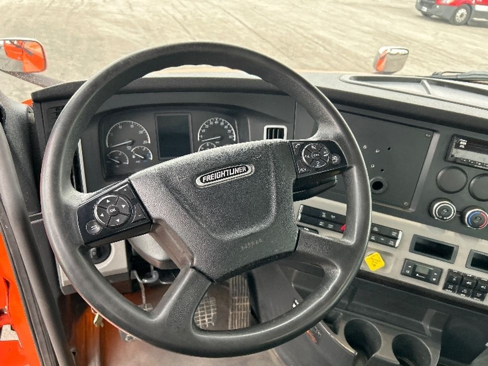 Day Cab Tractor-Heavy Duty Tractors-Freightliner-2020-T12664ST-Peosta-IA-734,844\n\t\tmiles-$ 28,000 - Image 11