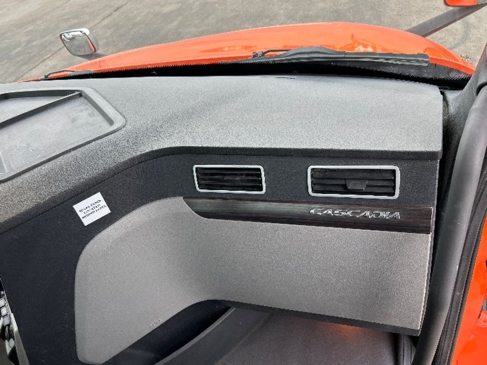 Day Cab Tractor-Heavy Duty Tractors-Freightliner-2020-T12664ST-Peosta-IA-734,844\n\t\tmiles-$ 28,000 - Image 13