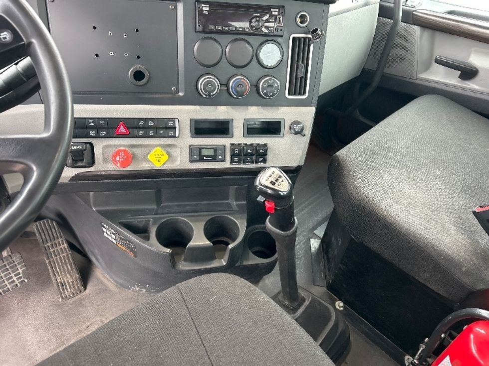 Day Cab Tractor-Heavy Duty Tractors-Freightliner-2020-T12664ST-Peosta-IA-734,844\n\t\tmiles-$ 28,000 - Image 17