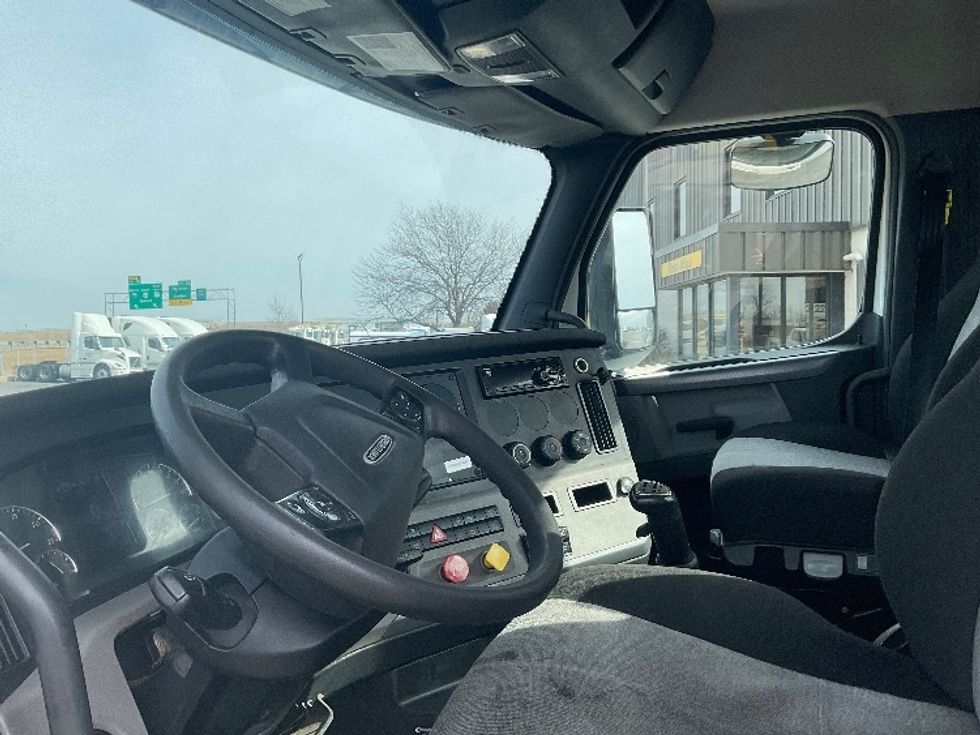 Day Cab Tractor-Heavy Duty Tractors-Freightliner-2020-T12664ST-Perrysburg-OH-437,314\n\t\tmiles-$ 48,750 - Image 10