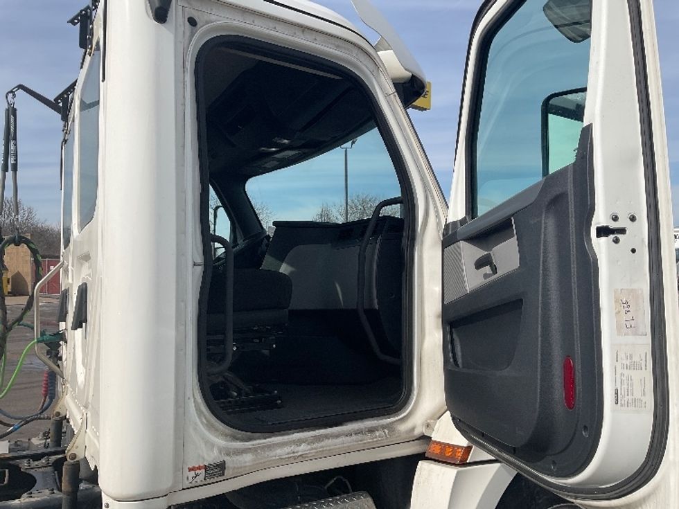 Day Cab Tractor-Heavy Duty Tractors-Freightliner-2020-T12664ST-Perrysburg-OH-437,314\n\t\tmiles-$ 48,750 - Image 12