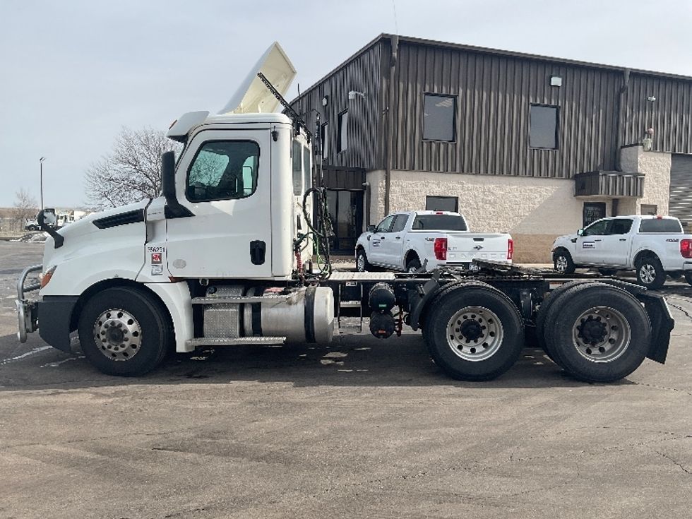 Day Cab Tractor-Heavy Duty Tractors-Freightliner-2020-T12664ST-Perrysburg-OH-437,314\n\t\tmiles-$ 48,750 - Image 4