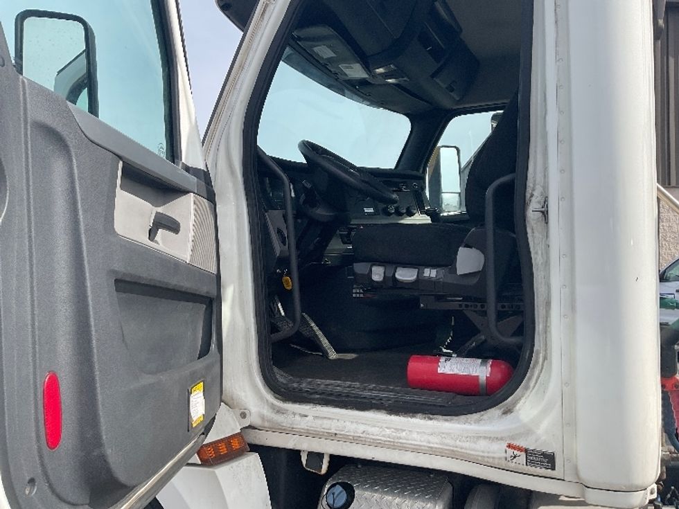 Day Cab Tractor-Heavy Duty Tractors-Freightliner-2020-T12664ST-Perrysburg-OH-437,314\n\t\tmiles-$ 48,750 - Image 9