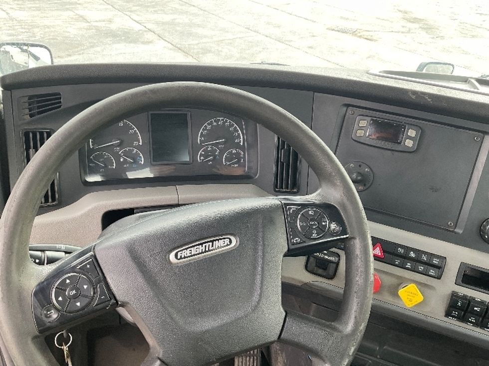 Day Cab Tractor-Heavy Duty Tractors-Freightliner-2020-T12664ST-Perrysburg-OH-504,806\n\t\tmiles-$ 37,500 - Image 11