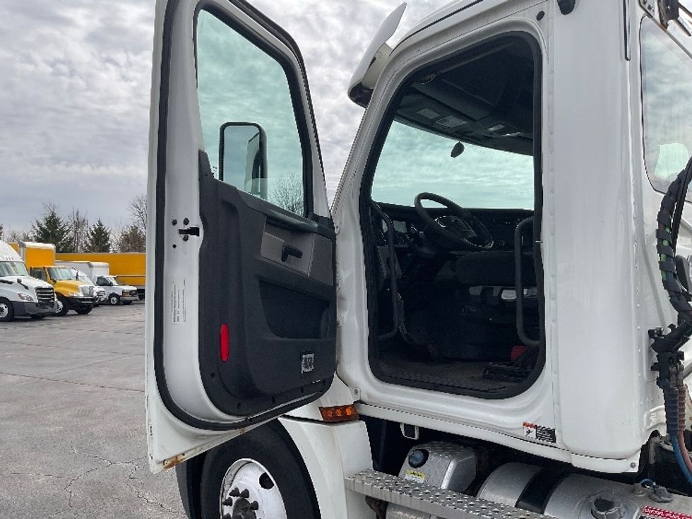 Day Cab Tractor-Heavy Duty Tractors-Freightliner-2020-T12664ST-Perrysburg-OH-504,806\n\t\tmiles-$ 37,500 - Image 9