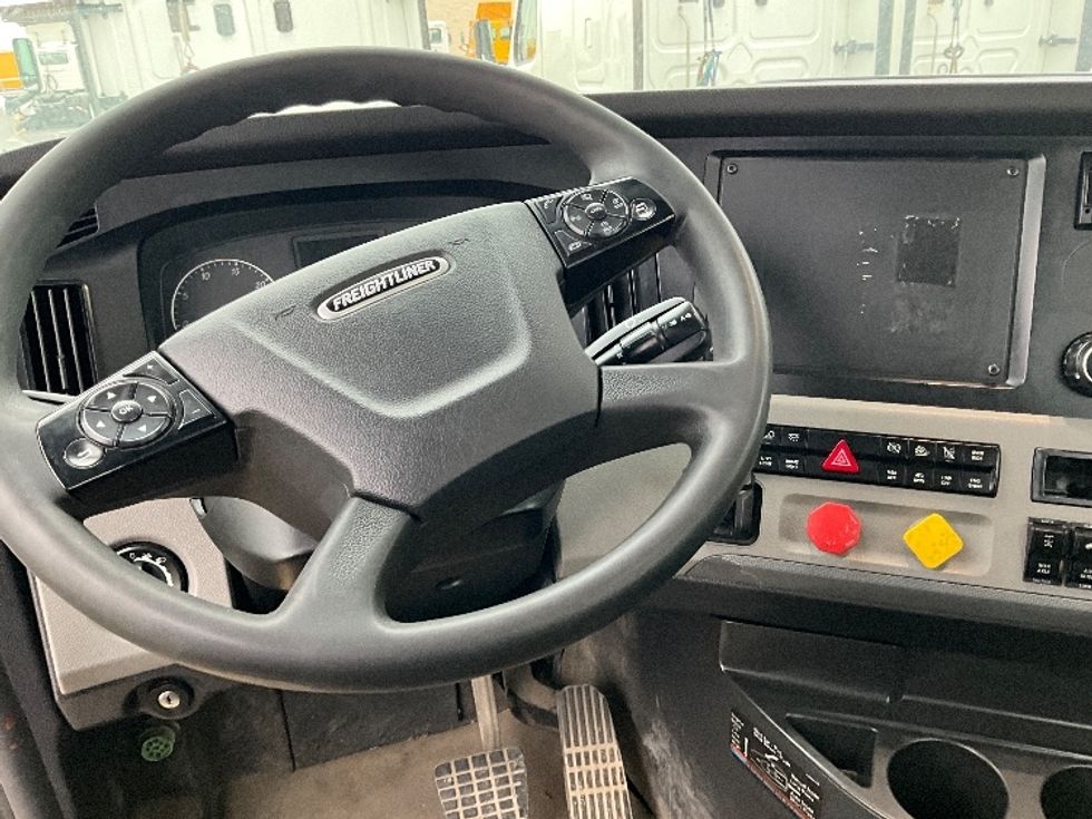 Day Cab Tractor-Heavy Duty Tractors-Freightliner-2020-T12664ST-Pewaukee-WI-558,567\n\t\tmiles-$ 36,750 - Image 10