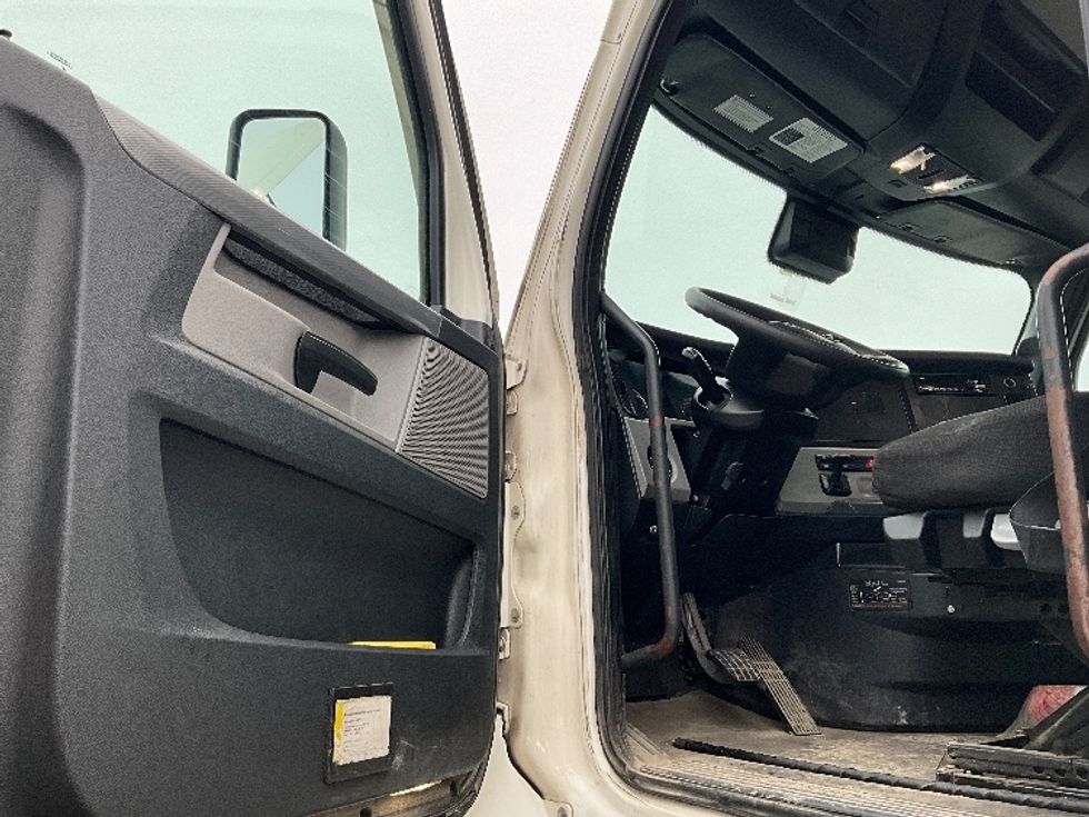 Day Cab Tractor-Heavy Duty Tractors-Freightliner-2020-T12664ST-Pewaukee-WI-558,567\n\t\tmiles-$ 36,750 - Image 8