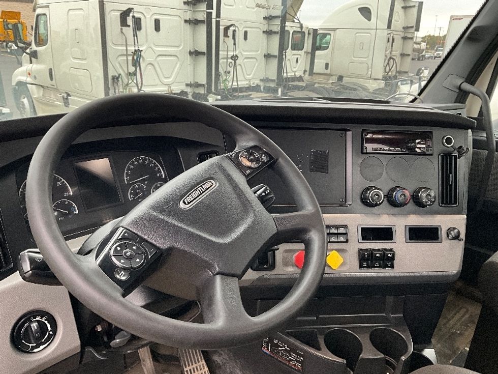 Day Cab Tractor-Heavy Duty Tractors-Freightliner-2020-T12664ST-Pewaukee-WI-558,567\n\t\tmiles-$ 36,750 - Image 9