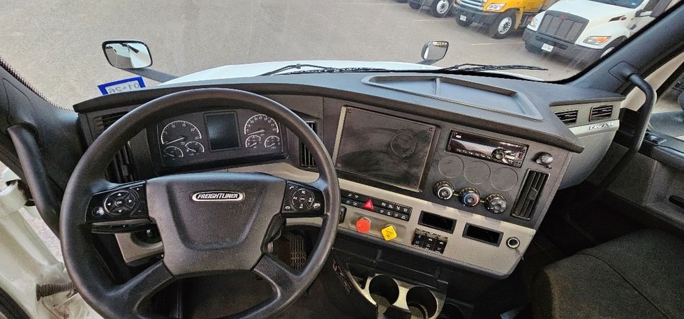 Day Cab Tractor-Heavy Duty Tractors-Freightliner-2020-T12664ST-Pharr-TX-277,913\n\t\tmiles-$ 60,500 - Image 11