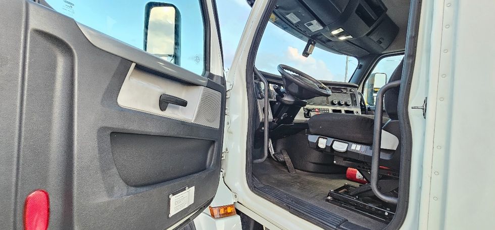 Day Cab Tractor-Heavy Duty Tractors-Freightliner-2020-T12664ST-Pharr-TX-277,913\n\t\tmiles-$ 60,500 - Image 9