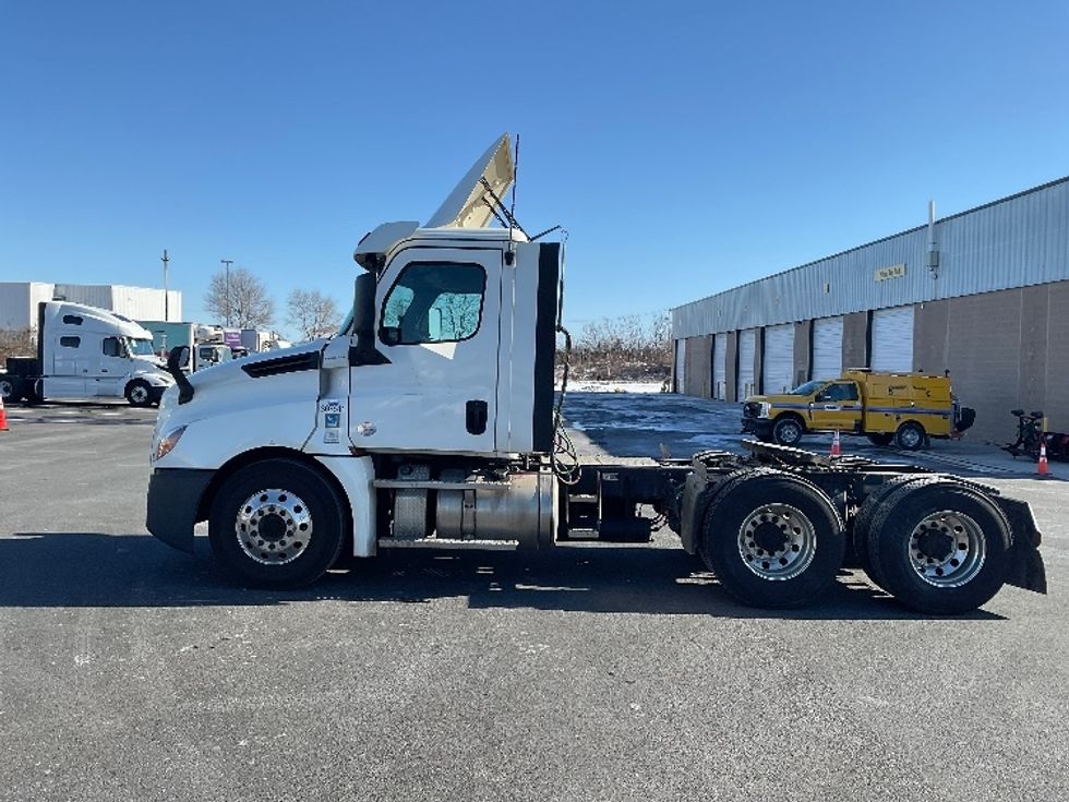 Day Cab Tractor-Heavy Duty Tractors-Freightliner-2020-T12664ST-Philadelphia-PA-364,997\n\t\tmiles-$ 48,750 - Image 4