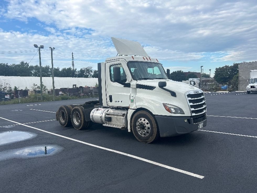Day Cab Tractor-Heavy Duty Tractors-Freightliner-2020-T12664ST-Philadelphia-PA-375,504\n\t\tmiles-$ 49,750 - Image 1
