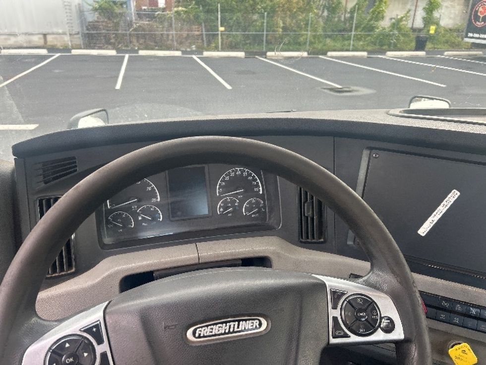 Day Cab Tractor-Heavy Duty Tractors-Freightliner-2020-T12664ST-Philadelphia-PA-375,504\n\t\tmiles-$ 49,750 - Image 11