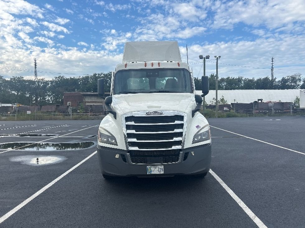 Day Cab Tractor-Heavy Duty Tractors-Freightliner-2020-T12664ST-Philadelphia-PA-375,504\n\t\tmiles-$ 49,750 - Image 2