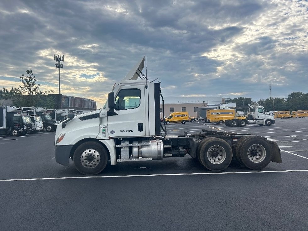 Day Cab Tractor-Heavy Duty Tractors-Freightliner-2020-T12664ST-Philadelphia-PA-375,504\n\t\tmiles-$ 49,750 - Image 4