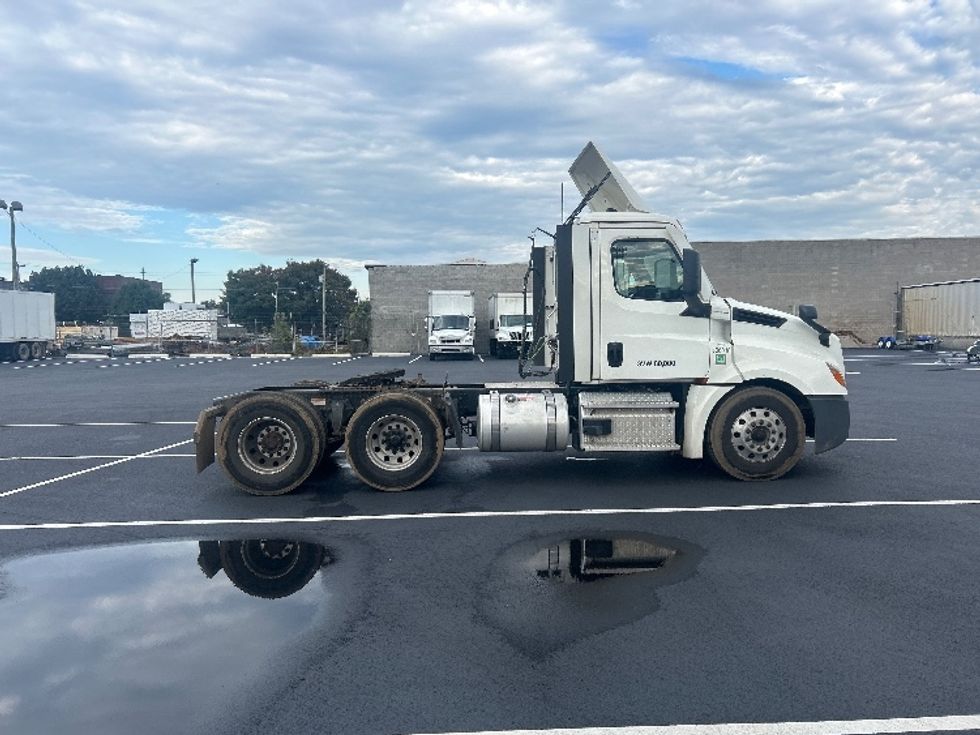 Day Cab Tractor-Heavy Duty Tractors-Freightliner-2020-T12664ST-Philadelphia-PA-375,504\n\t\tmiles-$ 49,750 - Image 8