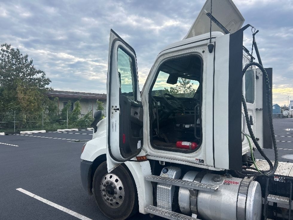 Day Cab Tractor-Heavy Duty Tractors-Freightliner-2020-T12664ST-Philadelphia-PA-375,504\n\t\tmiles-$ 49,750 - Image 9