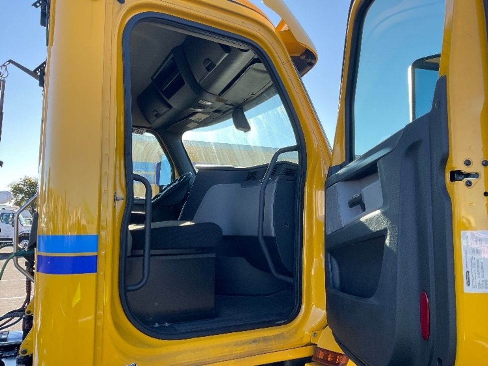 Day Cab Tractor-Heavy Duty Tractors-Freightliner-2020-T12664ST-Philadelphia-PA-524,645\n\t\tmiles-$ 34,000 - Image 12