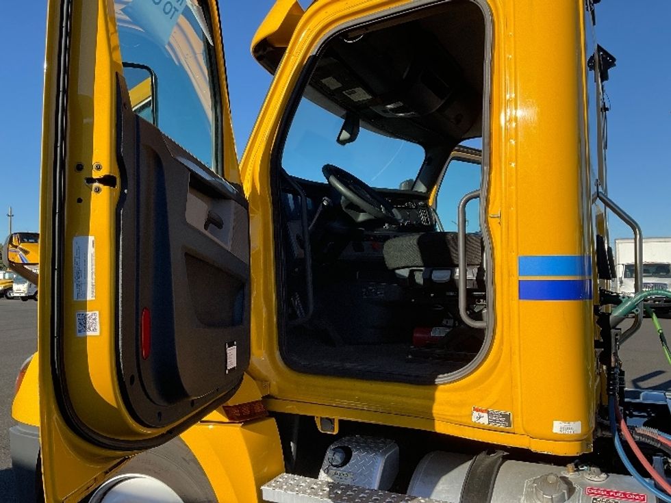 Day Cab Tractor-Heavy Duty Tractors-Freightliner-2020-T12664ST-Philadelphia-PA-524,645\n\t\tmiles-$ 34,000 - Image 9