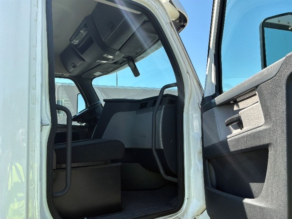 Day Cab Tractor-Heavy Duty Tractors-Freightliner-2020-T12664ST-Philadelphia-PA-91,039\n\t\tmiles-$ 66,750 - Image 12