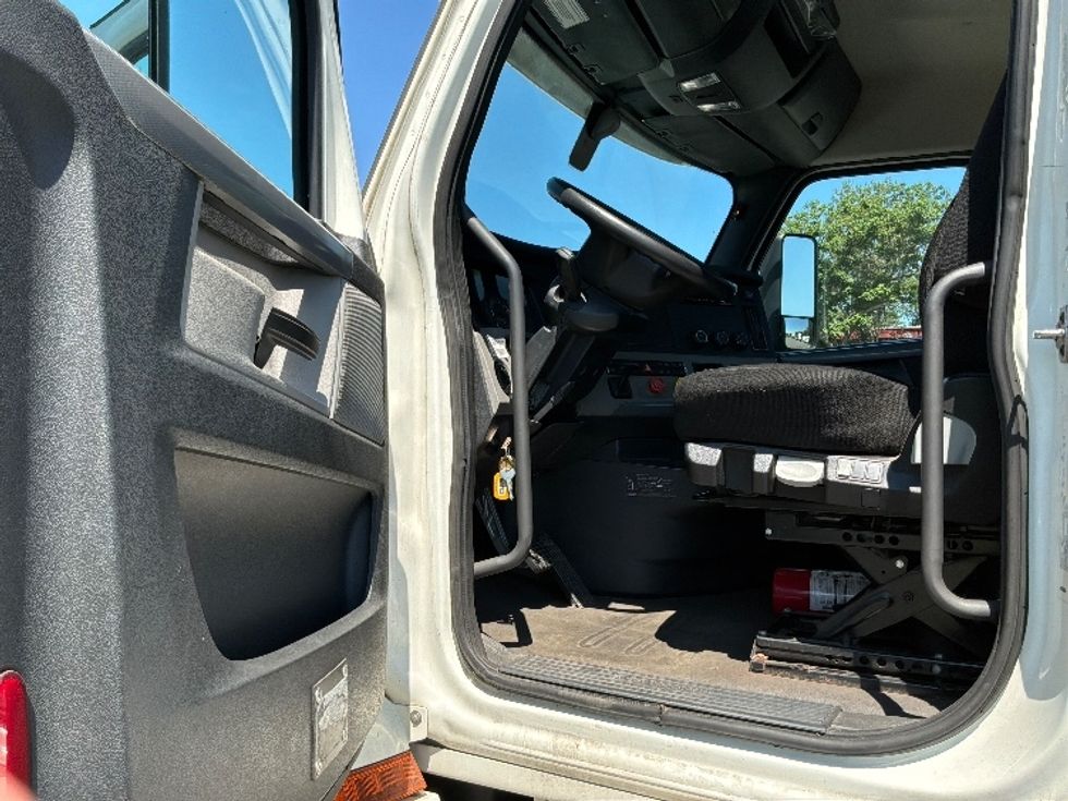 Day Cab Tractor-Heavy Duty Tractors-Freightliner-2020-T12664ST-Philadelphia-PA-91,039\n\t\tmiles-$ 66,750 - Image 9
