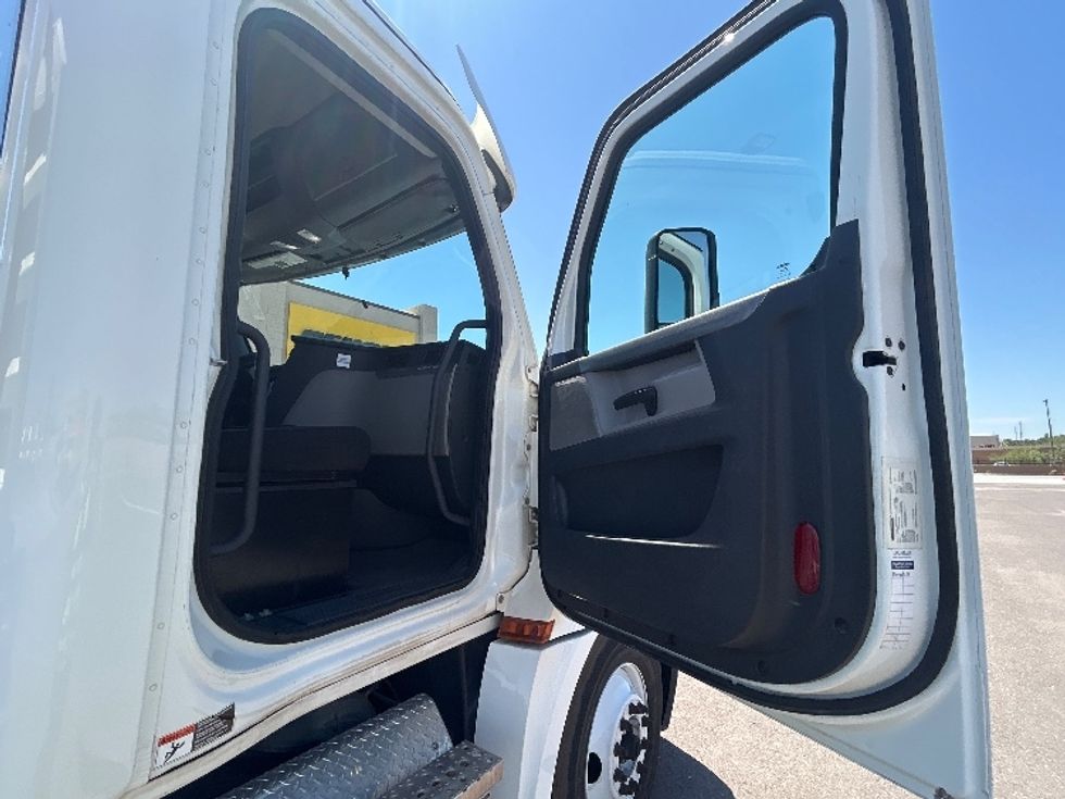 Day Cab Tractor-Heavy Duty Tractors-Freightliner-2020-T12664ST-Phoenix-AZ-101,500\n\t\tmiles-$ 68,250 - Image 12