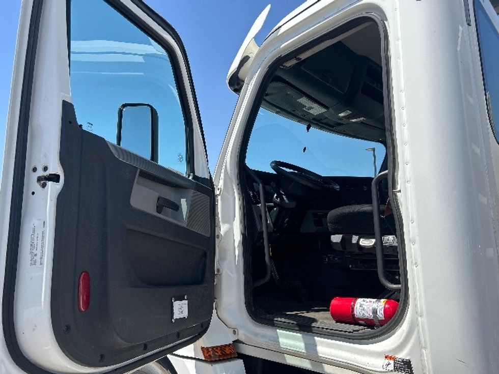 Day Cab Tractor-Heavy Duty Tractors-Freightliner-2020-T12664ST-Phoenix-AZ-101,500\n\t\tmiles-$ 68,250 - Image 9